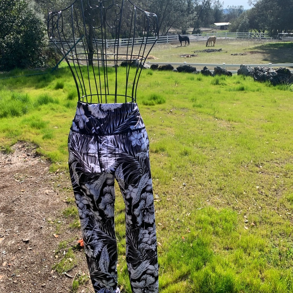 Yoga pants , stretchy and stylish in a black on white tropical print - Picture 2 of 10